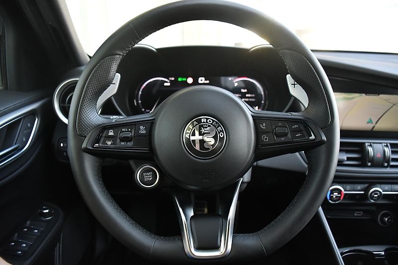 Alfa Romeo Giulia 2,0 VELOCE 16V 206kW AT8-Q4 - fotka 28 z 54