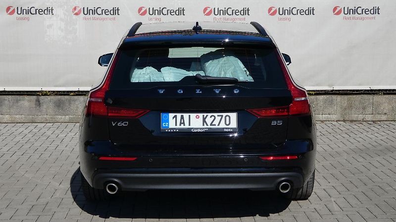 Volvo V60 B5 AWD Momentum Pro - fotka 4 z 23