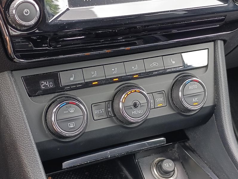 Škoda Superb 2.0TDI 140kW DSG 4X4 STYLE+  - fotka 26 z 34