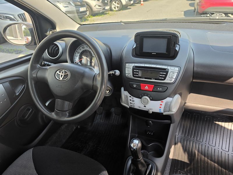 Toyota Aygo 1.0 i Navigace  Vyhřev sedadel - fotka 14 z 15