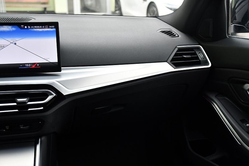 BMW Řada 3 320D xDrive M-SPORT ČR 1.M - fotka 8 z 47