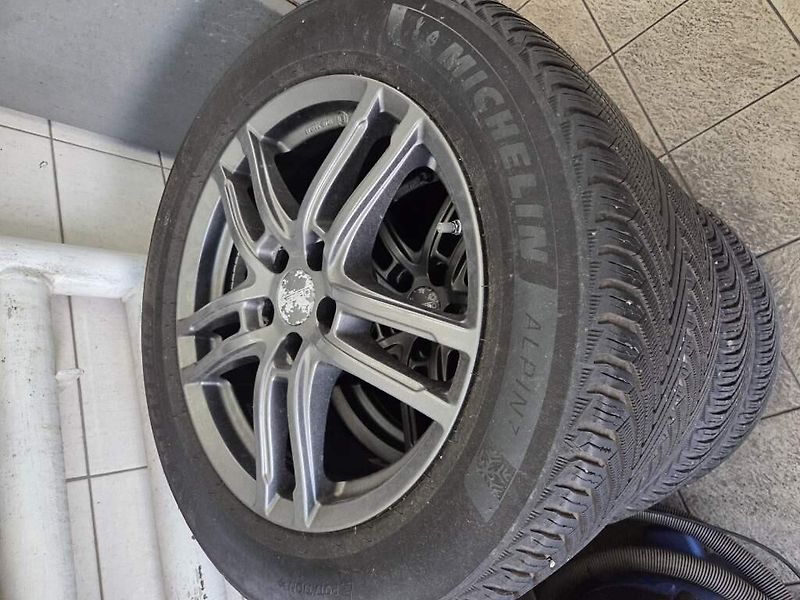 Ford Kuga (2018) 2.0 ST-LINE 4x4 Bi-Xenon Kamer - fotka 32 z 33