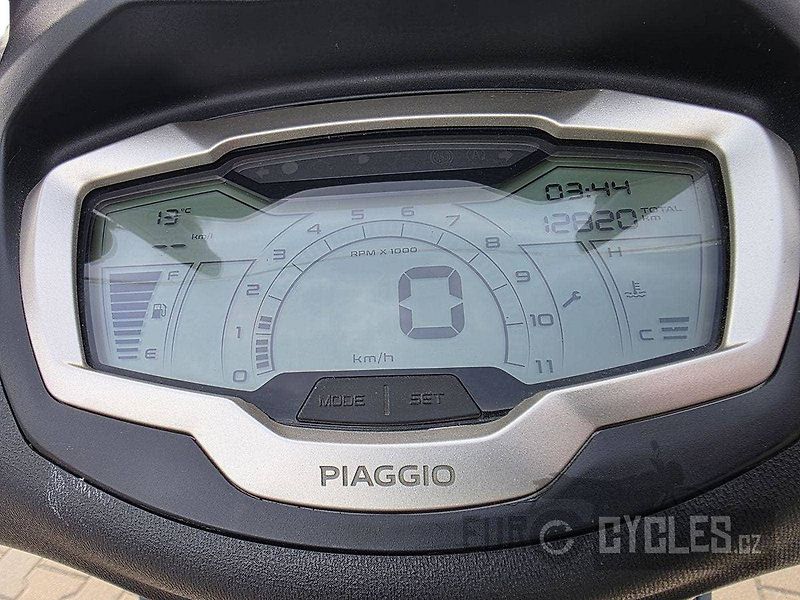 Piaggio Beverly 400 (2022) - fotka 13 z 17