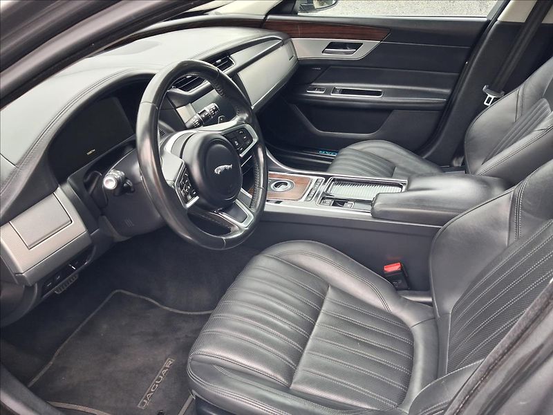 Jaguar XF 2,0 AWD, - fotka 13 z 17
