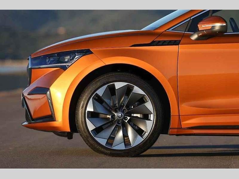 Plně elektrické SUV Škoda Enyaq Coupé iV (na snímku) se představilo v roce 2022 a vzbudilo u zákazníků velký zájem. Automobilka zrychluje svoji elektrickou ofenzivu: do roku 2026 představí tři zcela nové elektrické modely a další budou následovat.