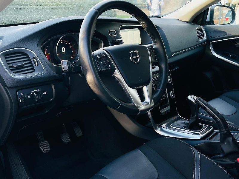 Volvo V40 2.0i MANUÁL KAMERA SERVISKA - fotka 27 z 45