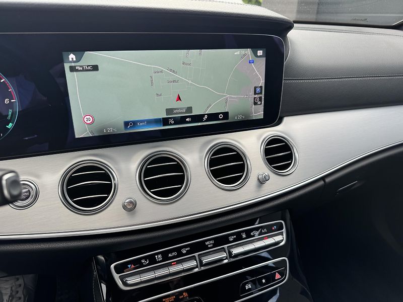 Mercedes-Benz Třídy E (2022) E 300de 4MATIC AMG Hybrid Tažn - fotka 19 z 28