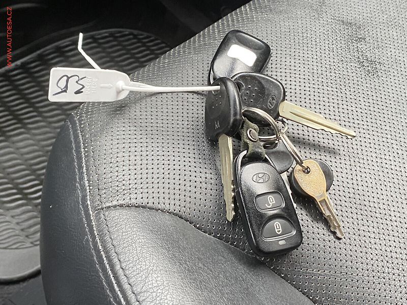 Hyundai Tucson (2006) 2.0i, AC, TZ, výhřev sed - fotka 16 z 16