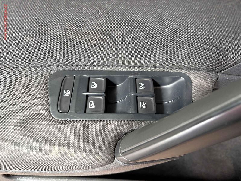 Volkswagen Golf (2015) 1.6TDi, 1.maj, AC, navi - fotka 12 z 15