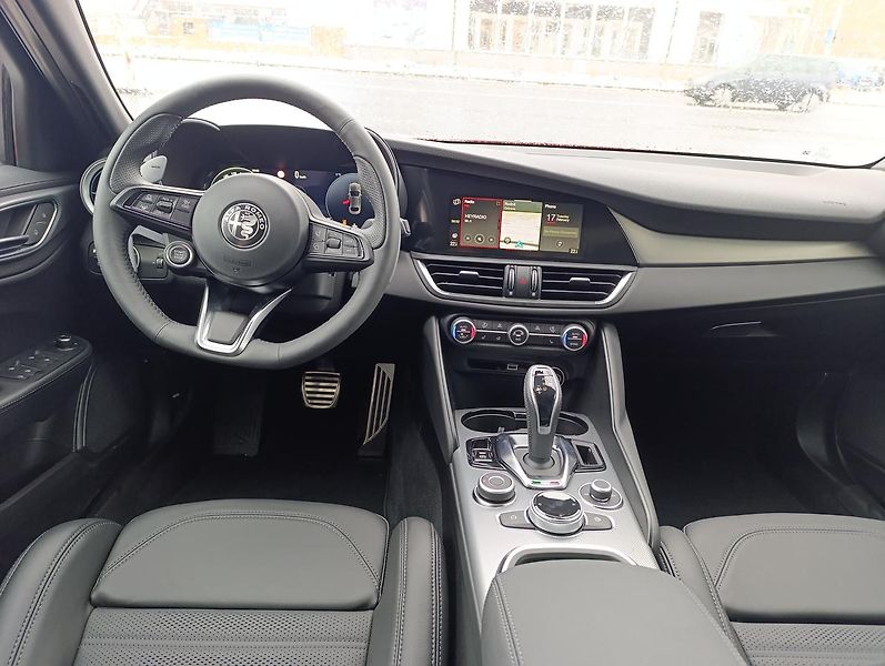 Alfa Romeo Giulia Veloce 2,0 Turbo 280k AWD - fotka 11 z 18