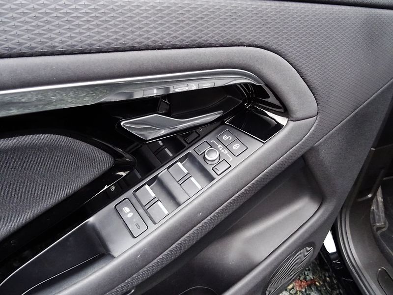 Land Rover Range Rover Evoque 2.0D 150 AWD A/T Kamera - fotka 19 z 31