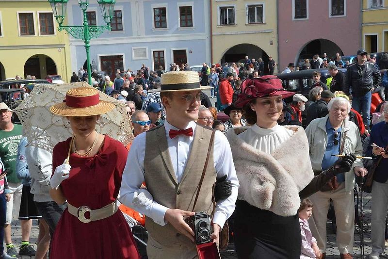Stovka nablýskaných motocyklů a automobilů předválečné a meziválečné éry vyrazila v neděli z Horního náměstí v Přerově na spanilou jízdu regionem. Nejstarší účastnicí byla osmaosmdesátiletá Libuše Šulcová, která na trasu vyrazila na motocyklu BSA 770 se s
