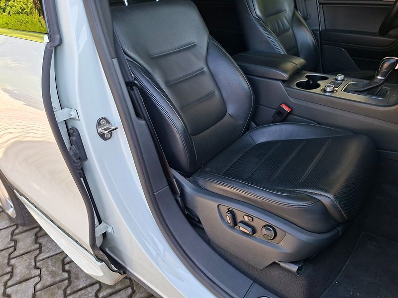 Volkswagen Touareg (2015) 4.2TDI 250kW R-LINE -ČR - fotka 26 z 48