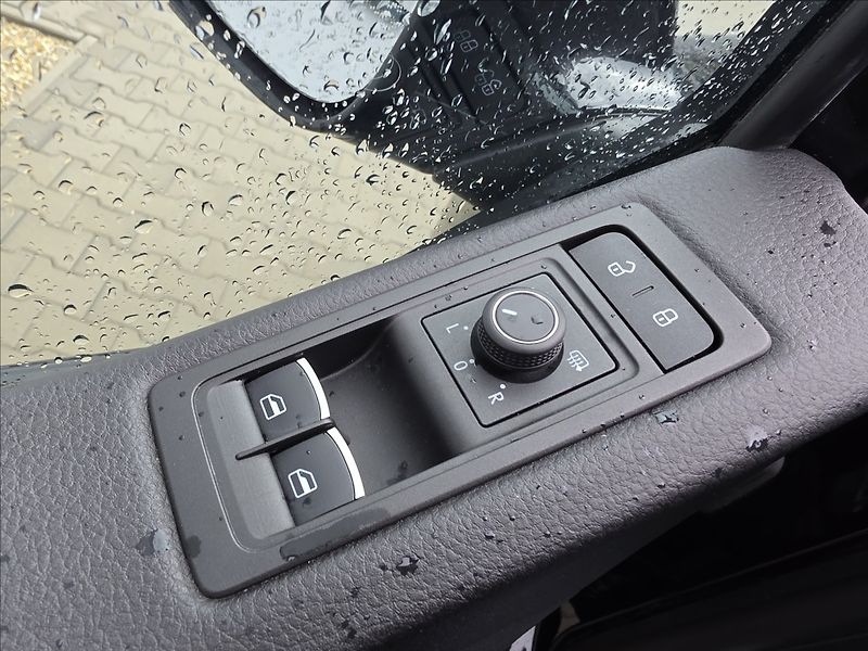 Volkswagen Multivan 2,0 TDi DSG BULLI KŮŽE 7 míst - fotka 14 z 50