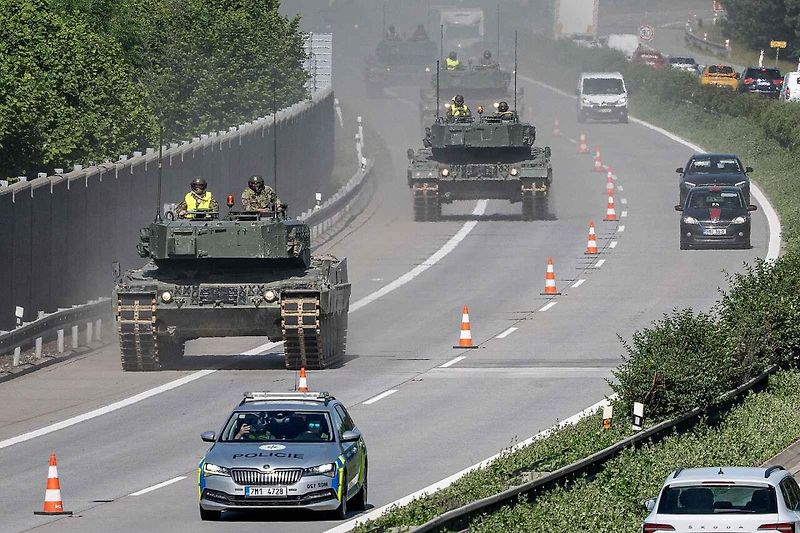 První armádní výcvik přesunu tanků Leopard 2A4 na dálnici D35.