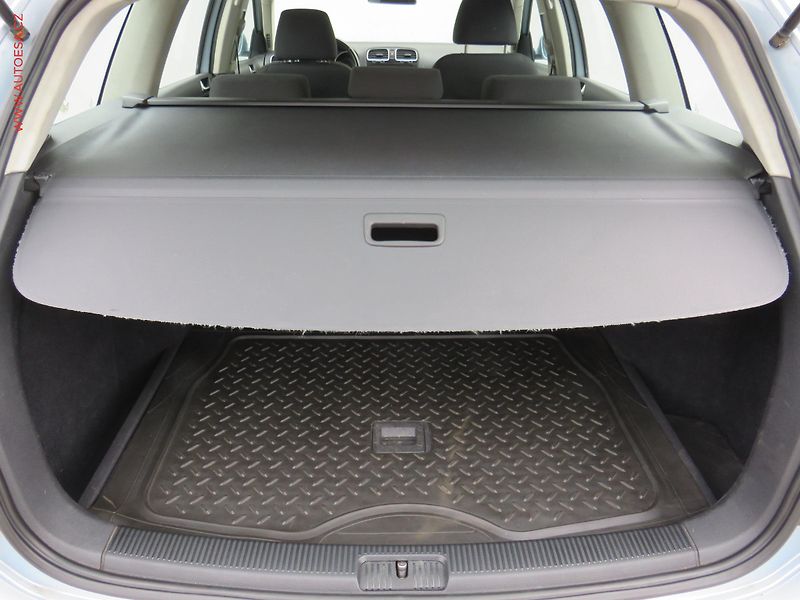 Volkswagen Golf (2011) 1.6 TDi, Panor, výhřev sed - fotka 7 z 19