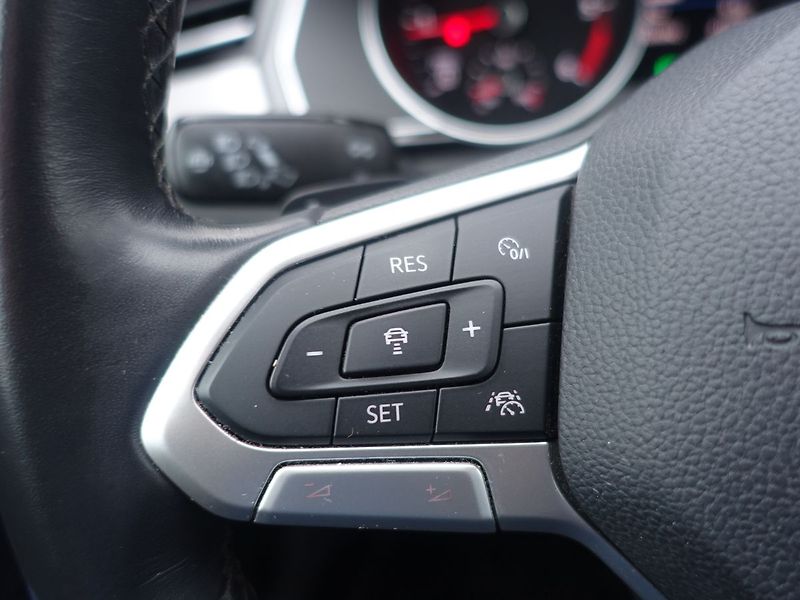 Volkswagen Passat 2.0 TDi LED SVĚTLA, ACC, DSG - fotka 21 z 38