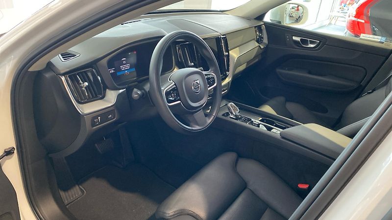 Volvo XC60 INSCRIPTION, B5 FWD, 184+10 kW - fotka 7 z 24