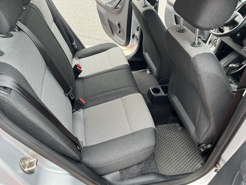 Škoda Fabia 1.2 HTp Special - fotka 13 z 36