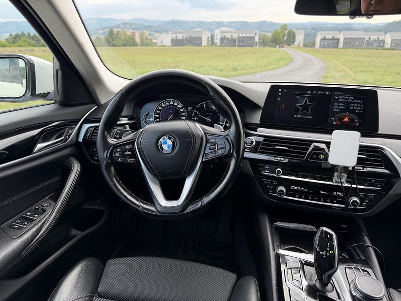 BMW Řada 5 (2017) 530 xDrive SPORT LINE, ČR - fotka 13 z 20