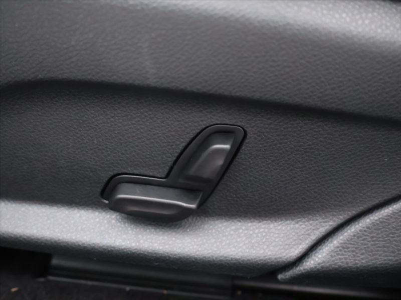 Mercedes-Benz Třídy E 2,0 220d 143kW Aut. AMG LED - fotka 16 z 40