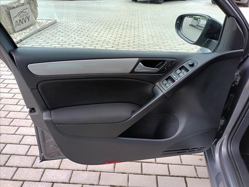 Volkswagen Golf 1,2 TSI,SERVIS,VÝHŘEV,PARKING - fotka 15 z 44