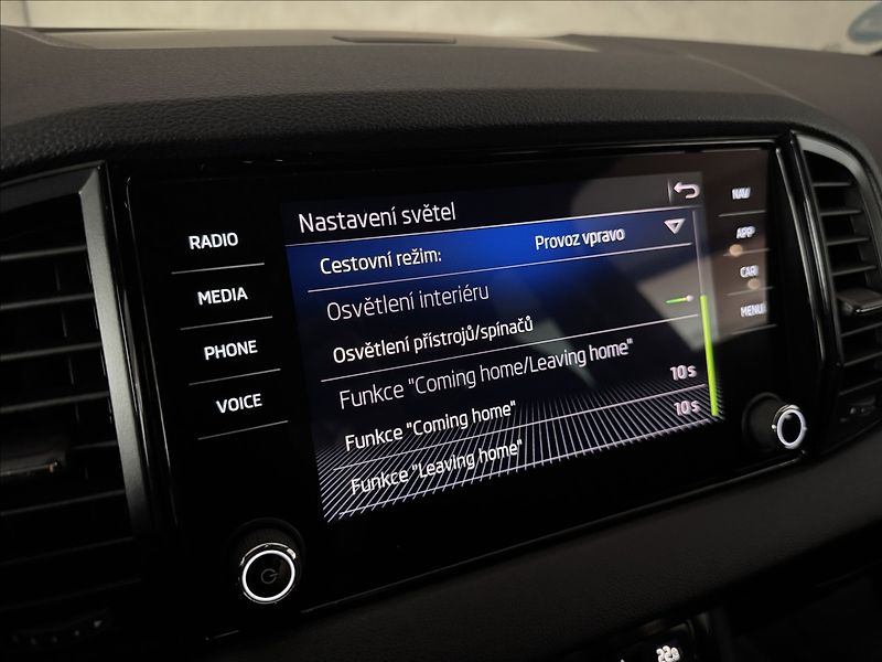 Škoda Karoq 1,5 TSi  DSG Sportline Kessy L - fotka 37 z 49