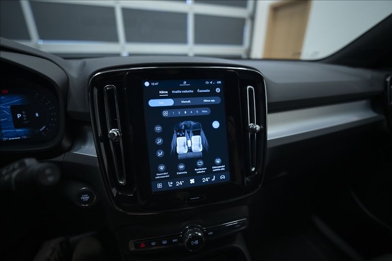 Volvo XC40 2,0 B3 NAVI KAMERA 360° TAŽNÉ - fotka 32 z 38
