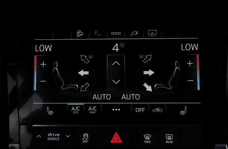 Audi Q8 e-tron 55 Quattro Kam LED Vzduch - fotka 24 z 32