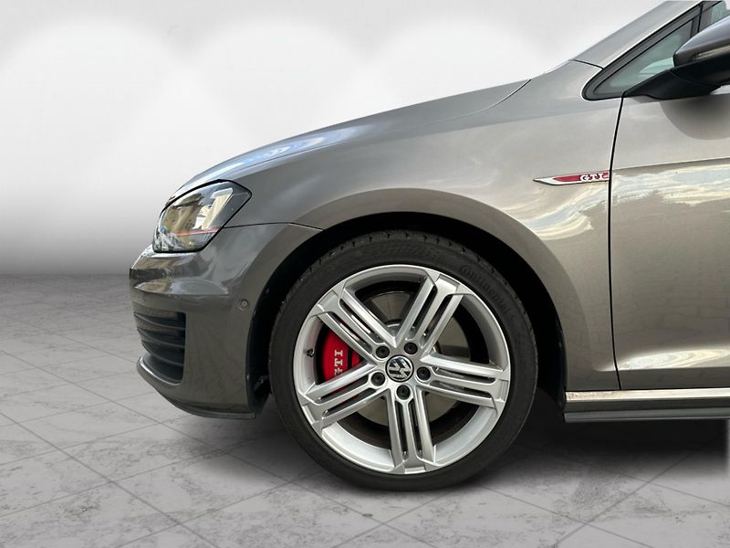Volkswagen Golf Perfomace 2.0TSI 169 KW - fotka 9 z 25