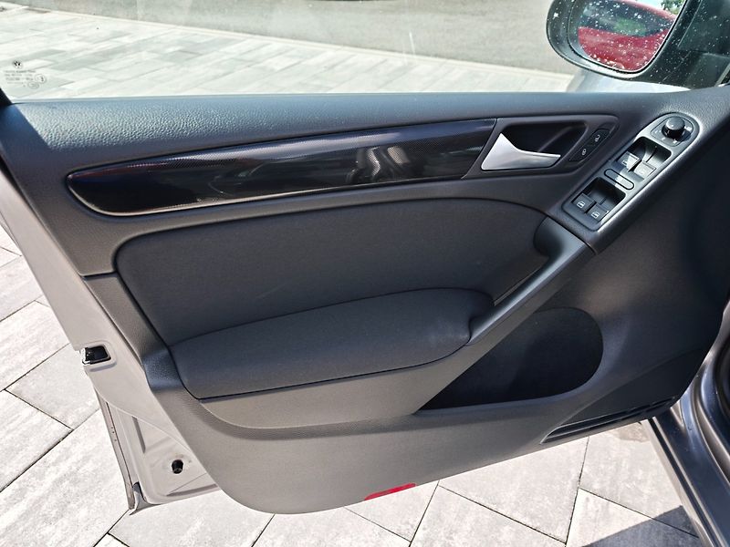 Volkswagen Golf (2010) 1,6 i 75 KW Comfort - fotka 29 z 33