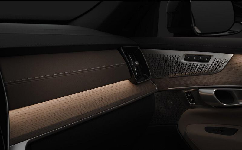 Volvo XC90 (2026) B5 AWD PLUS DARK - fotka 15 z 17