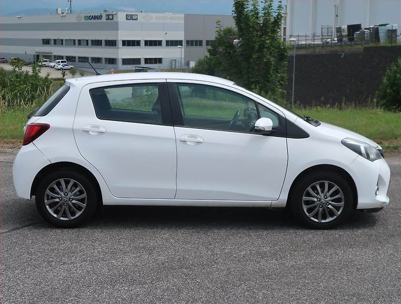 Toyota Yaris (2017) 1.33 Dual VVT-i, Serv.kniha - fotka 6 z 12