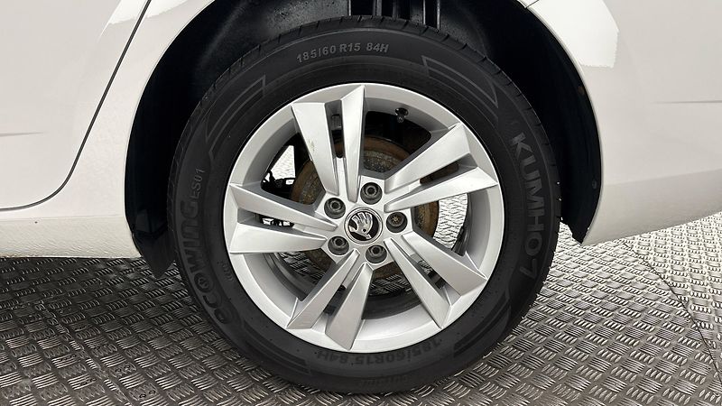 Škoda Fabia 1.0 TSI Ambition Combi - fotka 19 z 23
