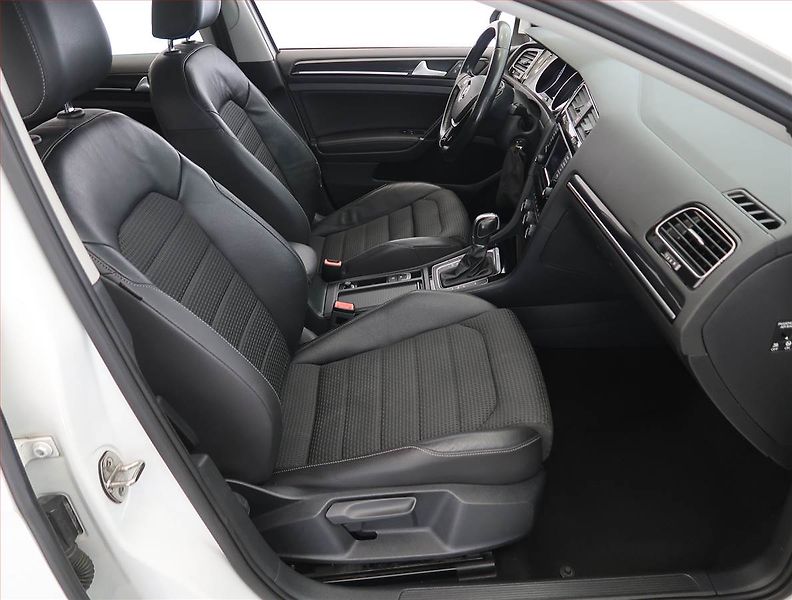 Volkswagen Golf (2015) 1.6 TDI, Automat, Serv.kniha - fotka 9 z 22