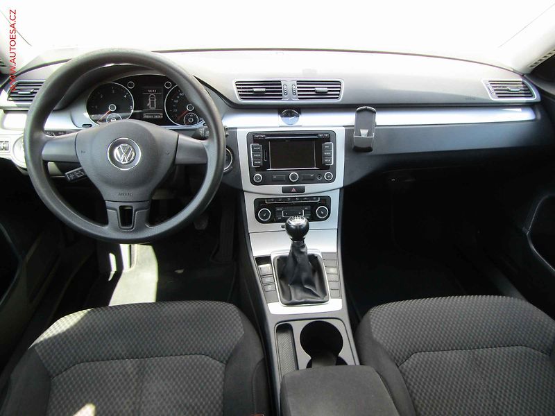 Volkswagen Passat (2011) 1.6 TDi, AC, tempo, park - fotka 8 z 17