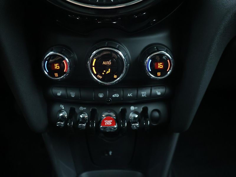 Mini Cooper 1,5 100 kW 1.Maj. Aut.klima - fotka 19 z 28