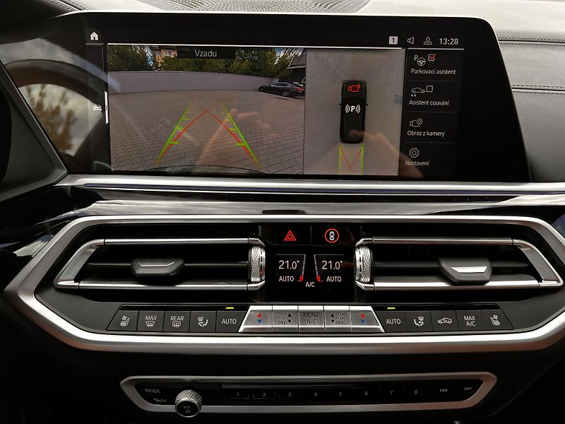 BMW X5 M50i Individual VZDUCH - fotka 23 z 31