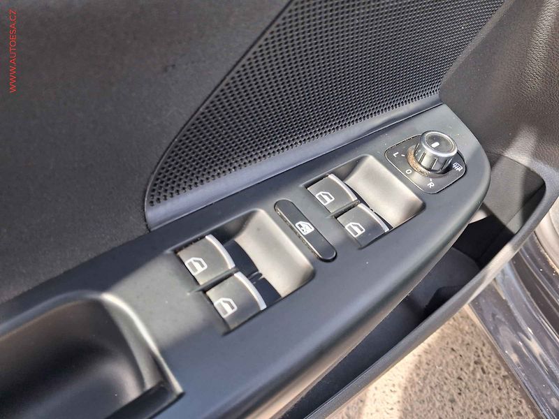 Volkswagen Golf (2011) 1.6 TDi, Style, +kola - fotka 13 z 18