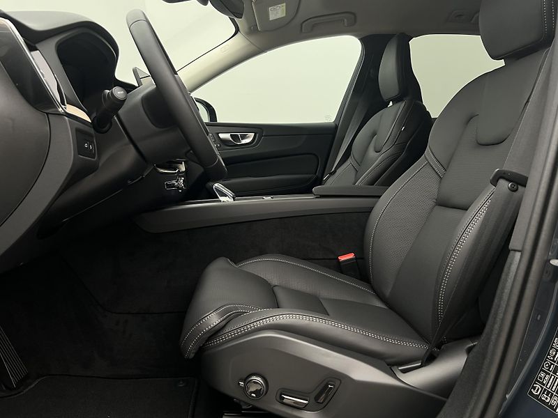 Volvo XC60 (2026) T6 AWD RECHARGE DARK PLUS AUT - fotka 3 z 47