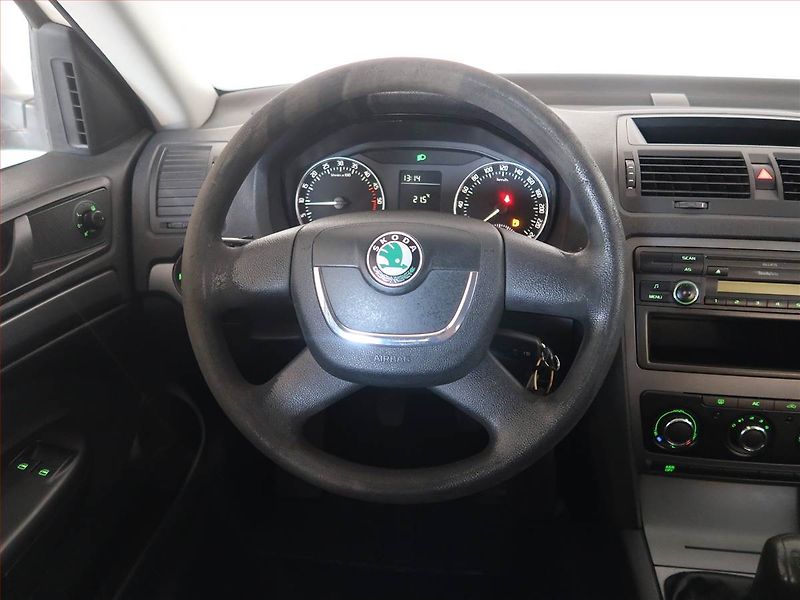 Škoda Octavia (2010) 1.9 TDI, po STK, oblíbený vůz - fotka 14 z 14