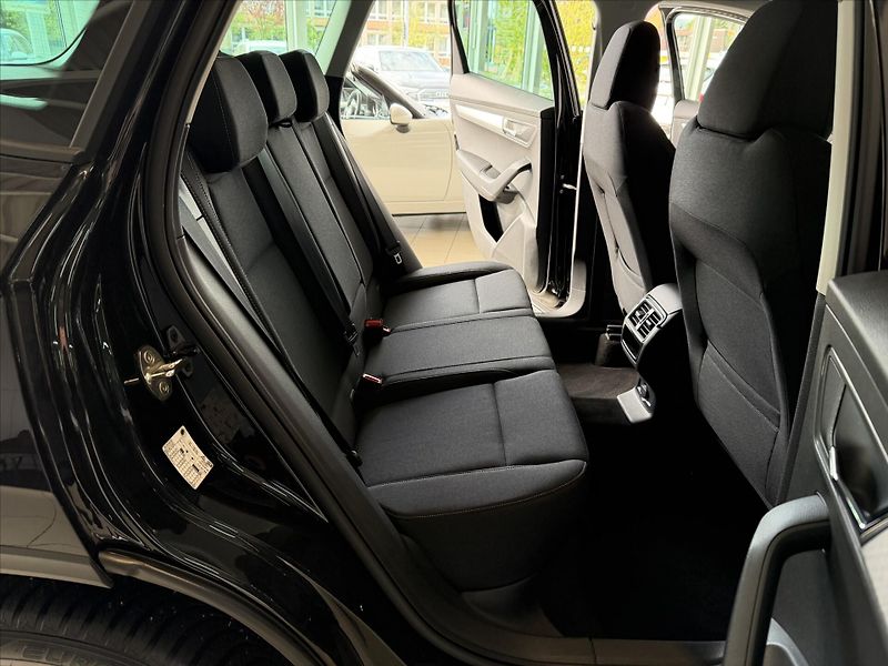 Škoda Karoq 1,0   Selection TOUR - fotka 8 z 19