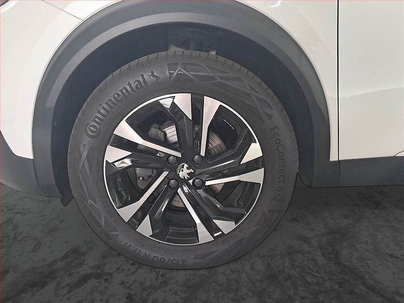 Peugeot 2008 (2023) Allure 1.2 PureTech - fotka 14 z 17