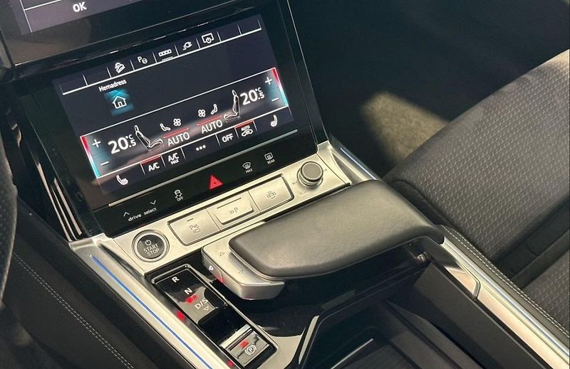 Audi Q8 e-tron 55 Q SoH 97% 360k Pano Tažné - fotka 15 z 34