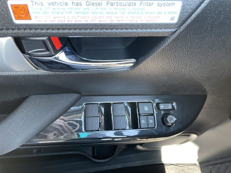 Toyota Hilux 2.8D Executive ODBĚR 3/2027 - fotka 26 z 30