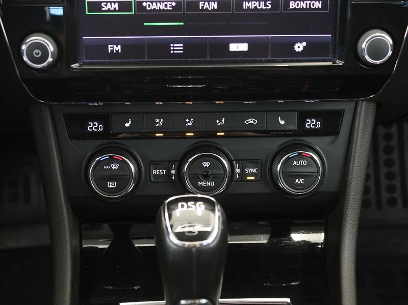 Škoda Superb 2,0 TDi 140kW Laurin & Klement - fotka 17 z 32