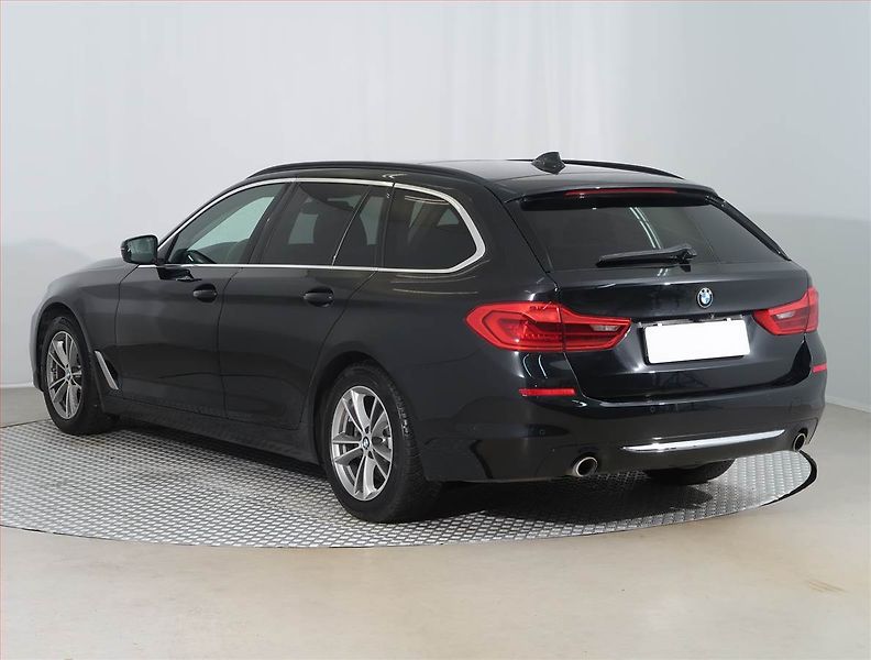 BMW Řada 5 (2019) Luxury Line 530d xDrive - fotka 4 z 24