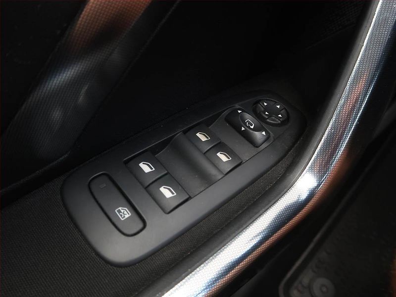 Peugeot 2008 (2013) 1.6 e-HDi, Navi, Tempomat - fotka 16 z 18