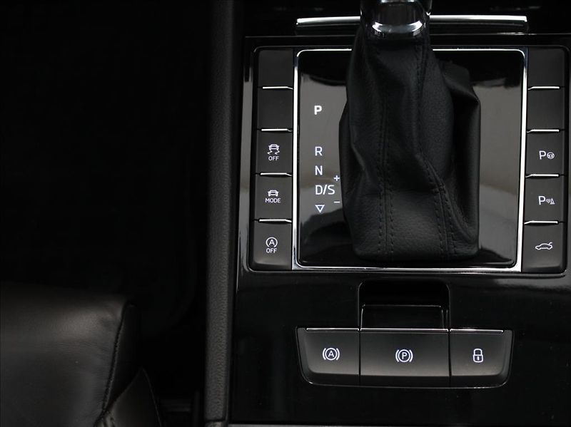 Škoda Superb 2,0 TDi 140kW Laurin & Klement - fotka 18 z 32