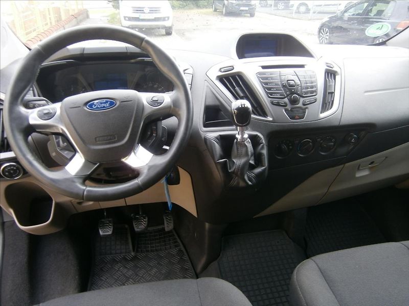 Ford Tourneo Custom 2,2 TDCI 114 KW  TITANIUM - fotka 15 z 21